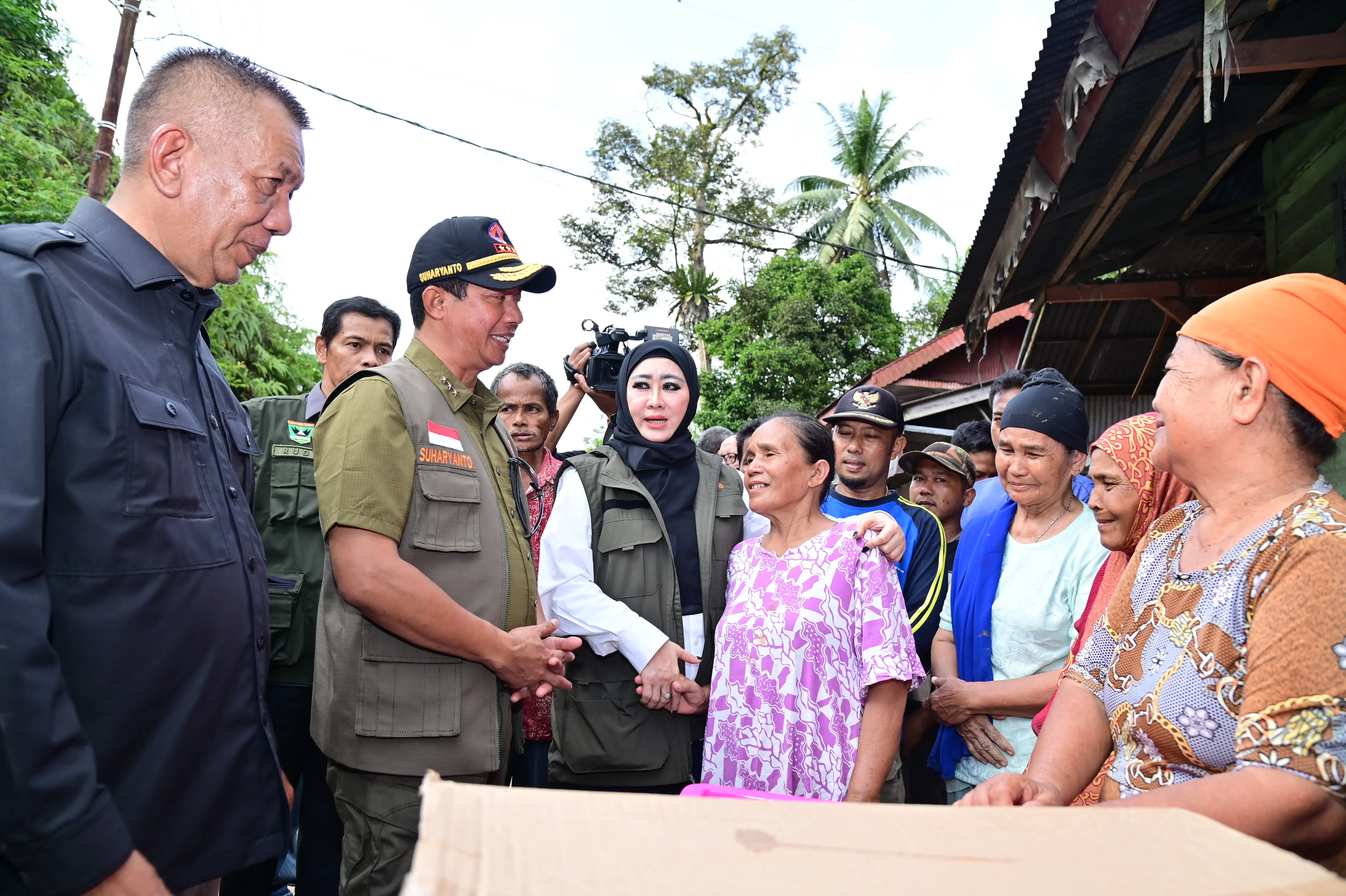 Kepala BNPB juga menyempatkan untuk berdialog dengan warga yang rumahnya rusak berat akibat terbawa arus banjir.
